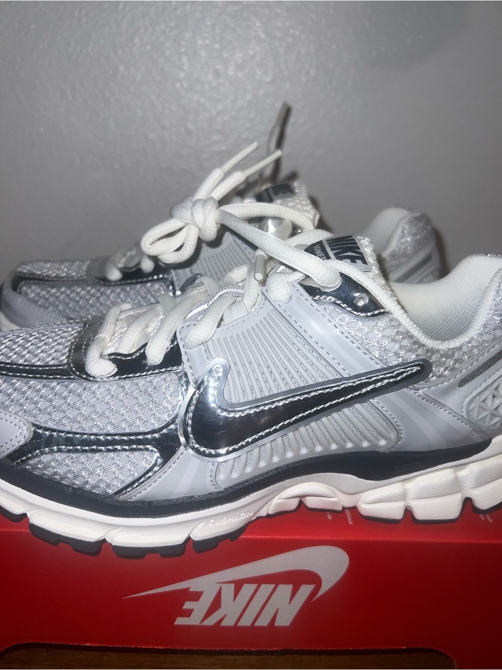 Nike Zoom Vomero 5 Photon Dust Metallic Silver FD0884-025 Women’s Size 7 NEW - Picture 2 of 8